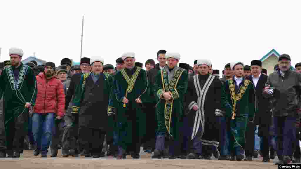 Мәчет ачылышына баручы Казан кунаклары һәм балтачлылар