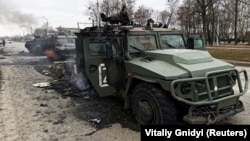 Уничтоженные вездеходы пехоты Российской армии "Тигр-М" на дороге в Харькове, 28 февраля 2022 года