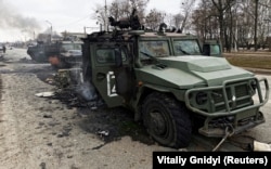Знищені бронеавтомобілі високої прохідності російської армії «Тигр-М» на дорозі в Харкові, 28 лютого 2022 року