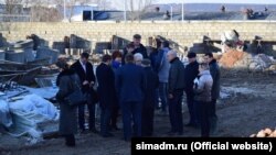 Представители крымской власти на месте будущего приюта для животных в Симферополе, январь 2019 года