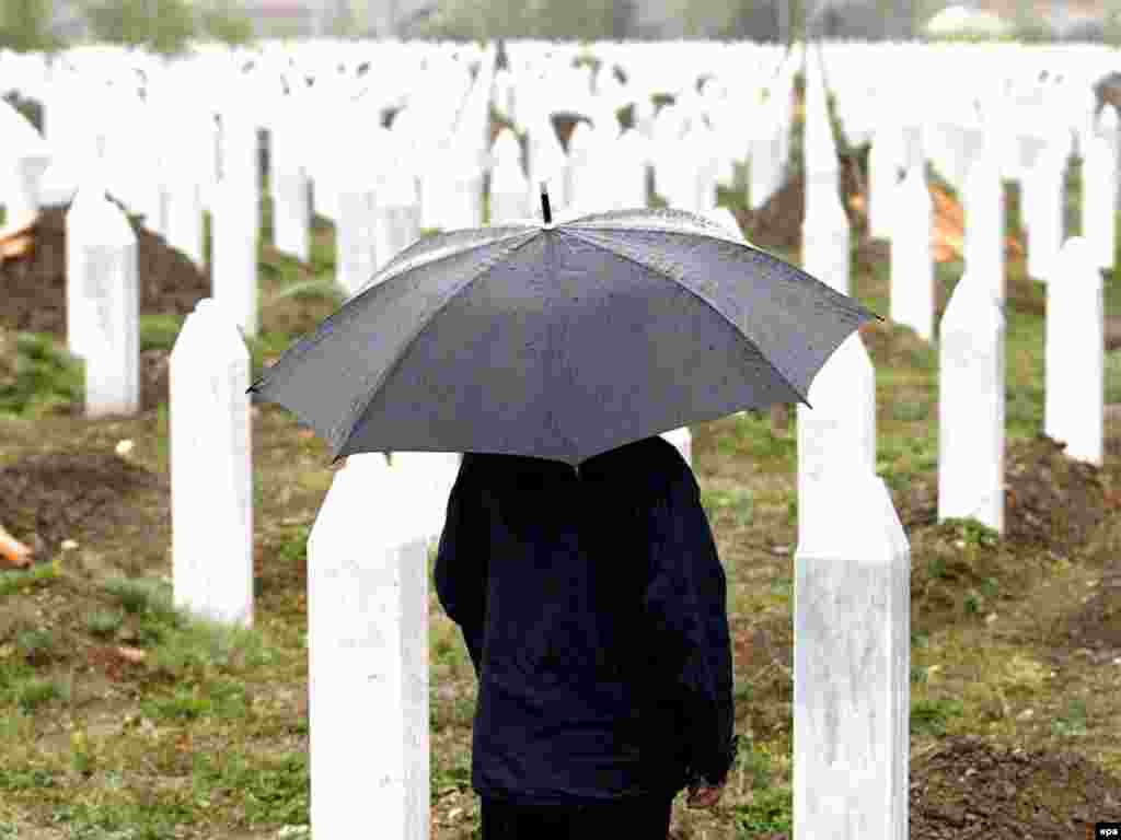 Bosnia-Herzegovina -- A Bosnian Muslim prays during the funeral of 465 Bosnian Muslims in the Potocari Memorial Center, 11Jul2007 - 11 липня 2007, Боснія Герцеґовина: перепоховання 465 боснійських мусульман, жертв масакри в місті Сребреніца. На цю пору майже 3 200 жертв ідентифіковано і поховано. 1995 року в Сребреніці боснійські сербські загони вбили до 8,000 чоловіків та юнаків.