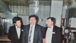 Од лево надесно: Хајрудин Ровчанин, Слободан Какуќа и Захид Буква, во Холидеј Ин за време на војната во Босна и Херцеговина