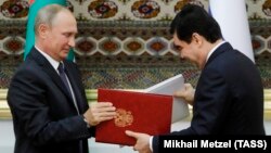 Russiýanyň prezidenti Wladimir Putin (çepde) we türkmen prezidenti Gurbanguly Berdimuhamedow. Aşgabat. 2-nji oktýabr, 2017 ý.