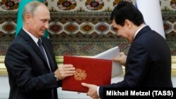 Ресей президенті Владимир Путин мен Түркіменстан президенті Гурбангулы Бердімұхамедов құжат алмасып тұр. Ашғабад, 2 қазан 2017 жыл.