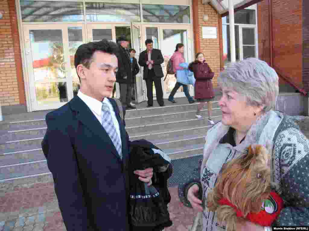 Марина Ходорковская с учеником лицея-интерната &quot;Подмосковный&quot; в поселке Кораллово. 31 марта 2008 года
