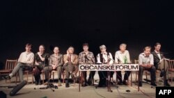 Руководство Гражданского форума (1989), в которое вошли многие представители "Хартии-77". Второй справа – Вацлав Гавел