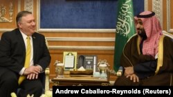 Майк Помпео (ліворуч) на зустрічі з наслідним принцем Саудівської Аравії Мухаммадом бін Салманом, якого підозрюють у замовленні вбивства Хашокджі. Ер-Ріяд, 14 січня 2019 року