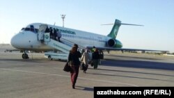Самолет авиакомпании «Туркменистан» ожидает пассажиров.
