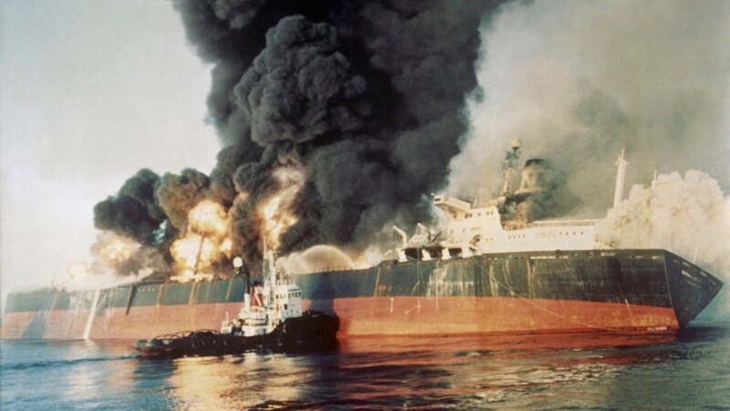 Zapalio se nasukani naftni tanker na obali Kipra