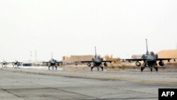 Pamje e aeroplanëve luftarakë F-16 që marrin pjesë në bombardimet e caqeve të kryengritësve huthi në Jemen