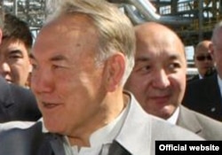 Президент Казахстана Нурсултан Назарбаев и за его спиной - топ-менеджер Серик Буркитбаев.
