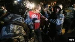 Задержание одного из участников погрома в торговом центре "Бирюза"