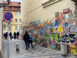 На боротьбу зі стихійними графіті районна влада Праги-7 витрачає близько 200 тисяч чеських крон на рік (приблизно 200 тисяч гривень)