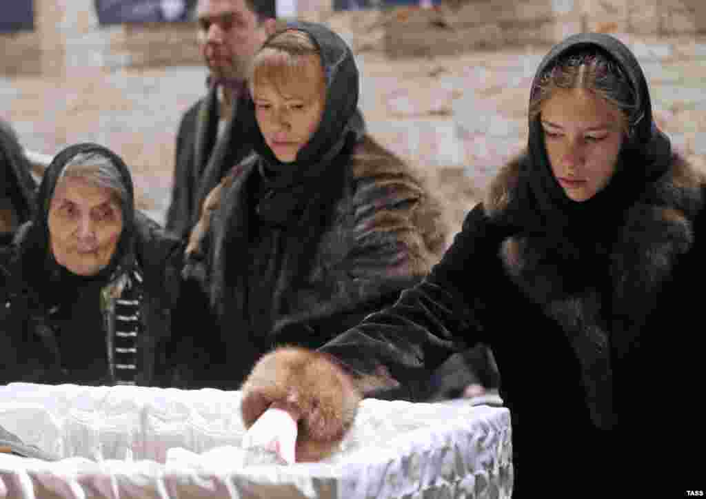 Nemtsov&#39;s mother, Dina Eidman (left), and his daughter Dina (right), pay their respects.