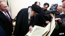 Vladimir Putin ayətullah Ali Khamenei-ə Quranın qədim əlyazmasını bağışlayıb
