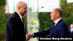 German Chancellor Olaf Scholz (right) welcomes Ukrainian Prime Minister Denys Shmyhal in Berlin on September 4. 