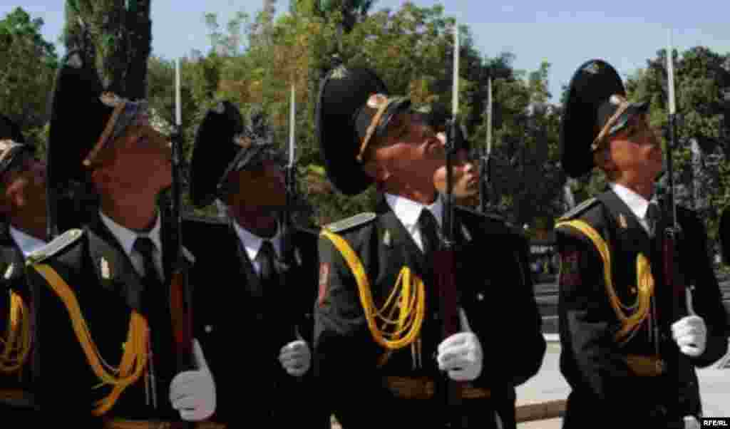 Салтанаттуу жыйындын ардактуу сакчылары. - Kyrgyzstan - Presidential Inauguration ceremony in Bishkek. 02Aug2009