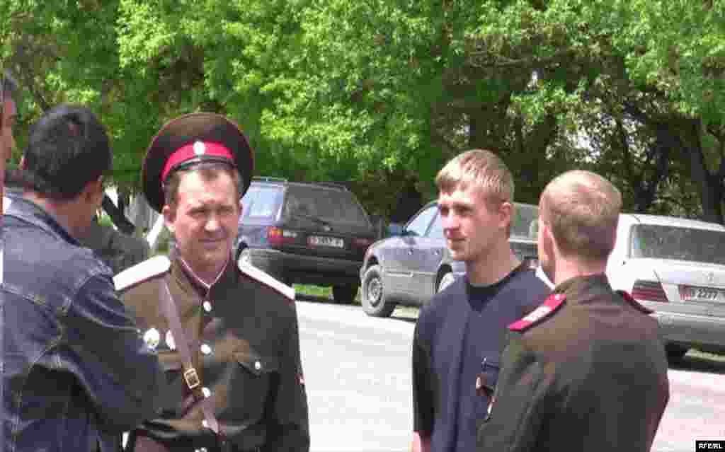 Тиешелүү кызматтар абалды жайгаруу аракетинде - Kyrgyzstan - The interethnic conflict in village Petrovka,27april2009