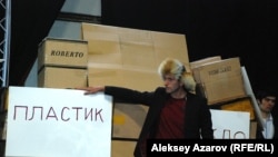 Роль Мэлса-батыра исполнил журналист и бард Олег Белов. Алматы, 17 февраля 2014 года.