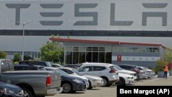 "Tesla" kompaniýasynyň Kaliforniýadaky edarasy.