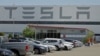 Parking fabrike električnih automobila Tesla u Kaliforniji, maj 2020. 