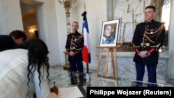 Građani i građanke se upisuju u Knjigu žalosti povodom smrti francuskog predsednika u Jelisejskoj palati