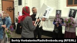Учасникам «хресної ходи» роздають портрети на держаках, Святогірська лавра, 9 травня 2019 року