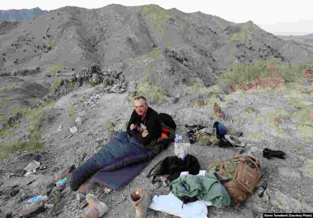 Fotoreporter Goran Tomašević spava na otvorenom, Afganistan, 4. novembar 2012.