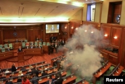 Сльозогінний газ у парламенті Косова, 26 лютого 2016 року