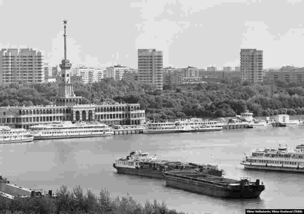 In 1937, the weather-ravaged stars were removed, with one ending up on top of this riverboat station in Moscow.