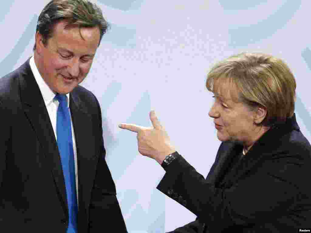 Njemačka - Kancelarka Angela Merkel u razgovoru sa britanskim premijerom Davidom Cameronom, nakon razgovora u Berlinu, 19.11.2011. Foto: Reuters / Tobias Schwarz
