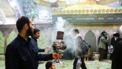 Măsuri de dezinfecție în sannctuarul Masoumeh din Qom, Iran