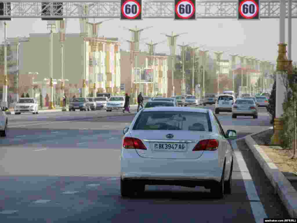 В связи с запретом на автотранспорт темного цвета на улицах Ашхабада преобладают белые автомобили, улица Огузхан 