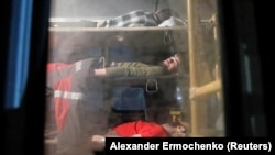 اتوبوس حامل سربازان مجروح اوکراینی که در کارخانه آزوف‌استال سنگر گرفته بودند