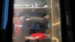 Тежко ранените бойци от "Азовстал" бяха закарани в болница в Новоазовск, под контрола на про-руските сепаратисти. 