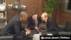 Барак Обама ва Владимир Путин дар ҳузури тарҷумонҳо ним соат сӯҳбат карданд