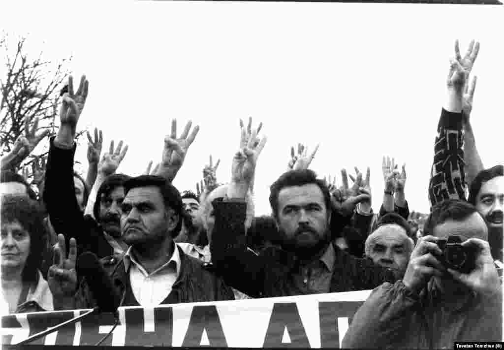 Румен Данов (в средата) и Красимир Кънев (крайният вдясно). През 1992 г. Кънев основава заедно с група съмишленици Българския хелзинкски комитет и до днес е негов председател.