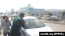 Дорожный полицейский заполняет протокол в узбекском города Андижан. Фото из соцсетей.