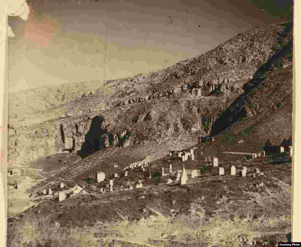 Тифлис янындагы тауда татар каберлеге