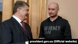 Президент України Петро Порошенко (л) і журналіст Аркадій Бабченко (п), Київ, 30 травня 2018 року