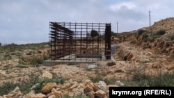 Одна из недостроенных конструкций газопровода в районе 10-го километра Балаклавского шоссе, архивное фото