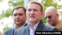 Глава политсовета украинской партии «Оппозиционная платформа — За жизнь» Виктор Медведчук (в центре). Киев, 12 октября 2021 года