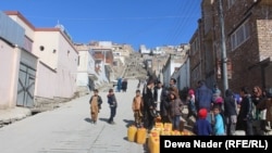 آرشیف - مردم در منطقه کارته سخی کابل در کنار یک نل آب قطار بسته اند تا بشکه های شان را از آب پر کرده به خانه های شان انتقال دهند. کاهش سطح آب های زیر زمینی در مناطق مختلف کابل مردم را با مشکلات کم آبی روبه‌رو کرده است