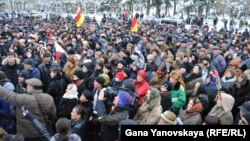 Оппозиционеры считают, что на их плечах к власти пришли люди, которым безразлична судьба Южной Осетии