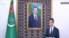 Türkmenistanyň täze prezidenti Serdar Berdimuhamedow kakasynyň, öňki prezident Gurbanguly Berdimuhamedowyň portretiniň öňünde