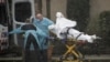 Перавозка пацыента ў шпіталі ў Кірклэндзе, штат Вашынгтон, дзе зафікаваныя выпадкі каранавірусу, 7 сакавіка 2020. 