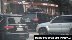 Арсеній Яценюк сідає до автомобіля, який потім заїжджає на територію МВС