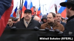 Геннадий Гудков (слева в центре) во время марша памяти Бориса Немцова в Москве, февраль 2019 года