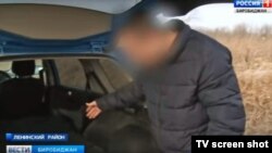 Čovjek, identificiran kao Vladimir, pokazuje reporterima televizije Bira da je spustio stražnja sjedala svog automobila kako bi mogao prevesti tijelo svoje tetke do mrtvačnice.