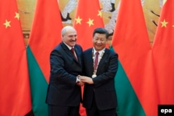 Председатель КНР Си Цзиньпин принимает белорусский орден "За укрепление мира и дружбы", из рук Александра Лукашенко во время его визита в Пекин. 29 сентября 2016 года